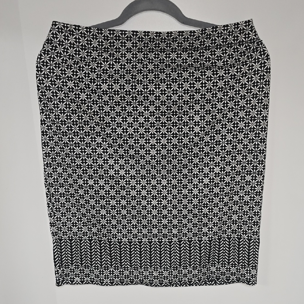 Max Studio Black and White Geometric Midi Skirt
